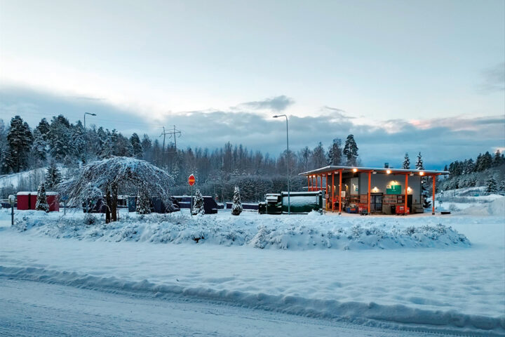 Avfallsstation på vintern.